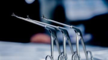 BLUM-Taster in der Medizin-Instrumentenfertigung