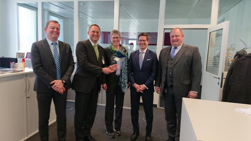 Die Hommel Gruppe erhält den Siemens Award für die fünfjährige, vertrauensvolle Zusammenarbeit mit der Siemens Finance & Leasing. 