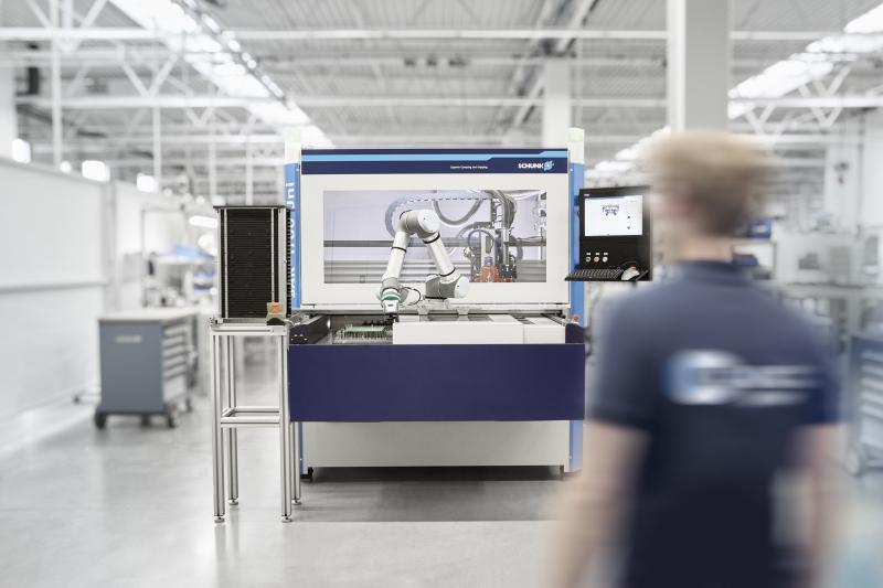 With the depanelling machine from SCHUNK Electronic Solutions, a robot arm takes over the loading and unloading processes. This means that a single employee can operate up to five machines simultaneously. Photo: SCHUNK