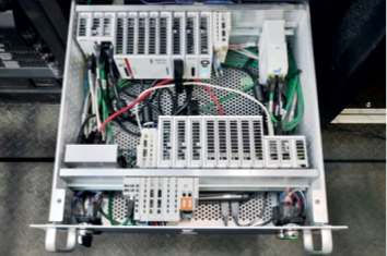 Als Mastersteuerung dient ein Embedded-PC CX2030. Zusammen mit weiteren Embedded-PCs des Typs CX5100 erbringt er die notwendige Rechenleistung für die Steuerung der komplexen Bühnentechnik.