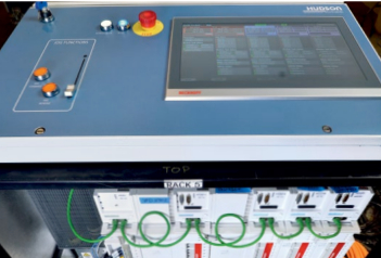 Die von Hudson programmierte HMI-Software kommt auf den 15-Zoll Multitouch-
Control-Panels des Typs CP2916, zum Ablauf.