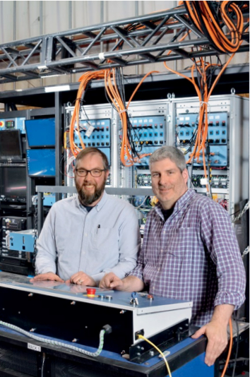 Erik Nelson, Automatisierungsingenieur, und Chuck Adomanis, Chefingenieur bei Hudson Scenic Studio (v. l. n. r.)