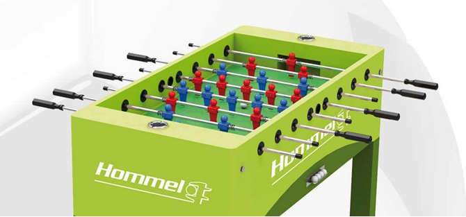 Passend zur diesjährigen Fußball-Weltmeisterschaft in Brasilien erhalten alle Kunden, die bei Hommel eine CNC-Werkzeug- oder Kreuzschleifmaschine kaufen, einen Kicker-Tisch im „Hommel-Look“ gratis dazu. Bild: Hommel Gruppe 