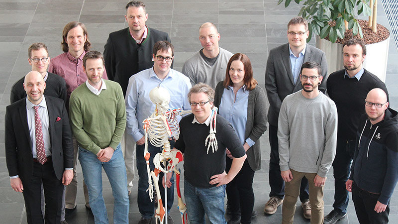 Die Teilnehmenden des Workshops versuchen künftig, die Knochen des menschlichen Skeletts im 3D-Druck technisch nachzubilden.
