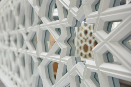 Ornamente für Moscheen und Hotels im arabischen Raum sind mittlerweile eine Spezialität von RIVA Inzwischen wurden über 20 km Balustraden gefräst
