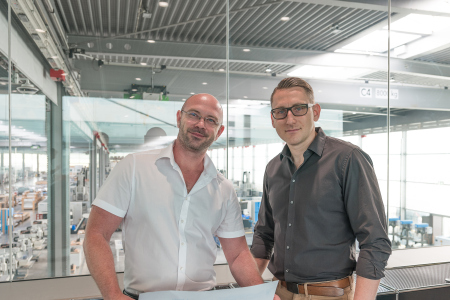 Leiter der CAM-Programmierung Jurij Gottselich und Produktionsleiter Dietrich Herz (von links)