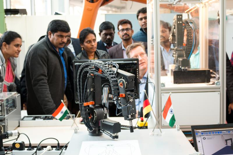 Bei einem Workshop in Aachen konnten die indischen Professoren direkt vom Softwareentwickler die einfache Inbetriebnahme der robolink Low-Cost Roboterarme von igus erlernen.