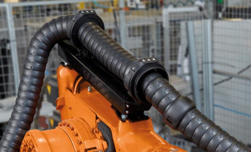 Kostengünstig und sicher: Das neue TR.RSEL Rückzugsystem mit
Energieketten sorgt für störungsfreies Arbeiten von Robotern.