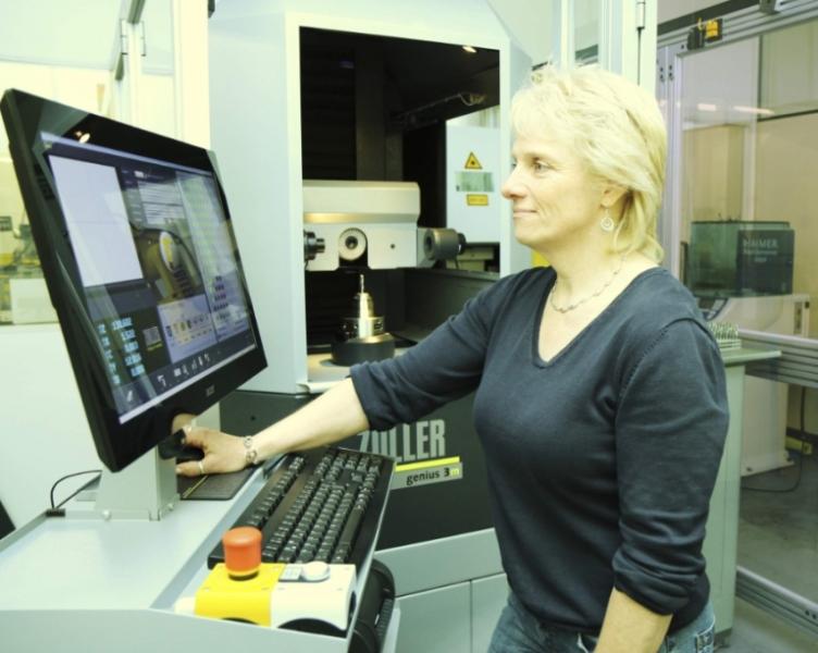 Marion Kießling, Qualitätssicherung, beim Starten des »roboSet« für die Endkontrolle der Werkzeuge vor der Auslieferung.