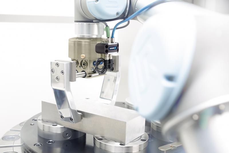 The specially adapted SCHUNK end-of-arm modular system for lightweight robots from Universal Robots makes a very simple and cost-efficient machine loading possible.