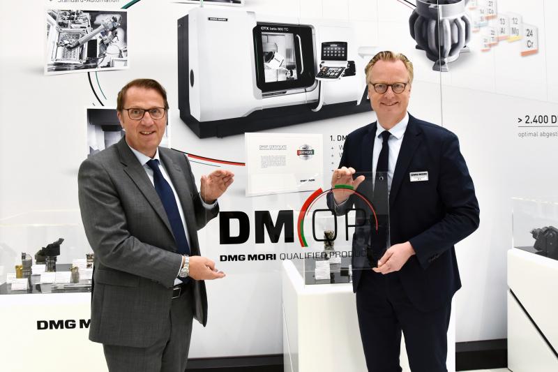 HWR-Geschäftsführer Volker Henke (links) und Christoph Grosch, Executive Director DMG MORI und zuständig für das DMQP-Programm, besiegeln die Zusammenarbeit im Rahmen des DMQP-Programms.