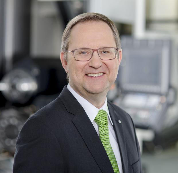 Gisbert Krause, Geschäftsführer der Hommel GmbH, wünscht den Mitarbeitern der Hommel CNC-Technik GmbH eine erfolgreiche Zukunft unter der Flagge von OKUMA