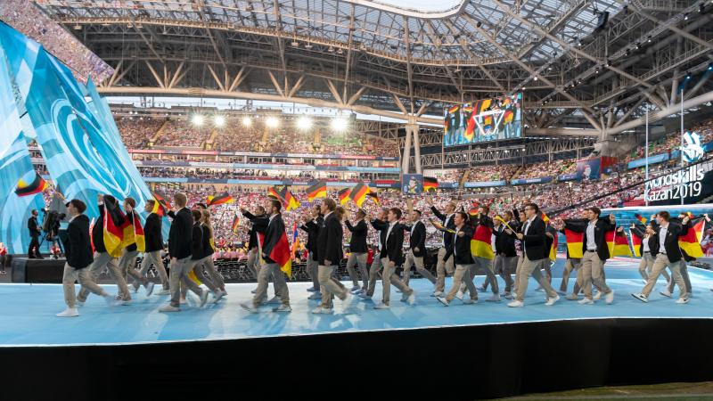 Olympisches Flair: Das Team Germany bei der imposanten Eröffnungsfeier im Stadion von Kasan. 