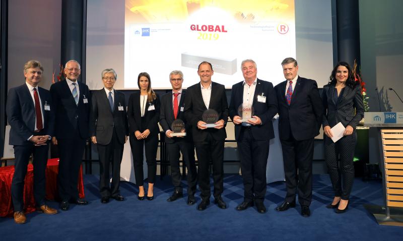 Bild: Oliver Winzenried von Wibu-Systems (3.v.r.) erhält im Rahmen einer Preisverleihung den GLOBAL 2019. (Copyright jodo-foto/IHK Karlsruhe)