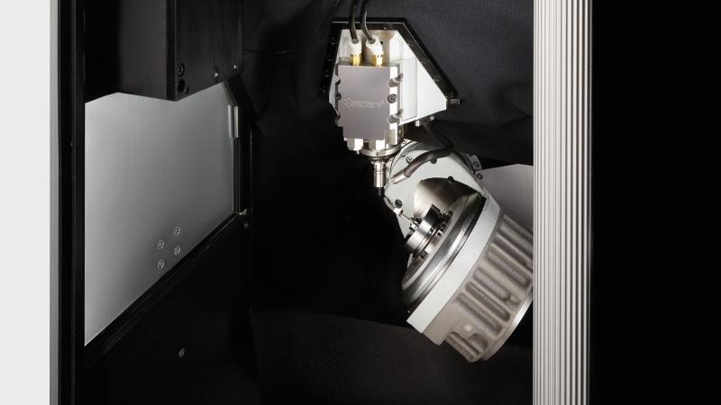 Blick in den Maschineninnenraum der Micro5: Die Frässpindel mit doppeltem Drehmoment sorgt für höchste Effizienz. 