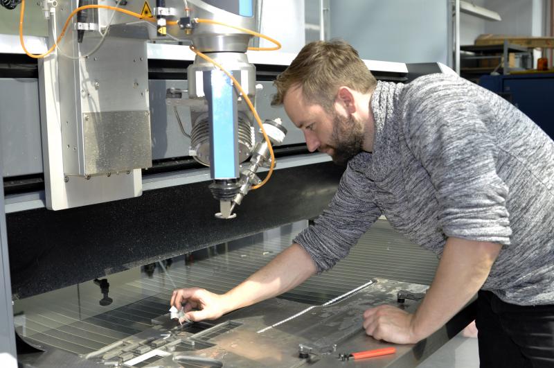 Im Versuchsfeld der Fakultät für Maschinenbau der TU Chemnitz prüft Wissenschaftler Florian Morczinek ein Bauteil, das er mit der neuen STM PremiumCut 1020 Wasserstrahlanlage geschnitten hat.