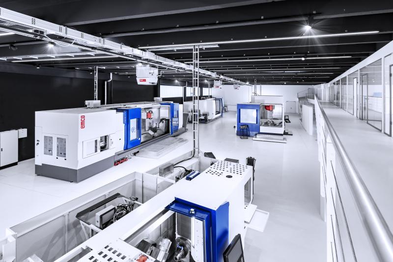 Hochmodern im Jahr 2022: Im Emco-Technologiezentrum in Wendlingen 
demonstrieren unter anderem das Universal-Bearbeitungszentrum UMILL 1500 
und das flexible Dreh-Fräszentrum Hyperturn 200 ihre Leistungsfähigkeit. 