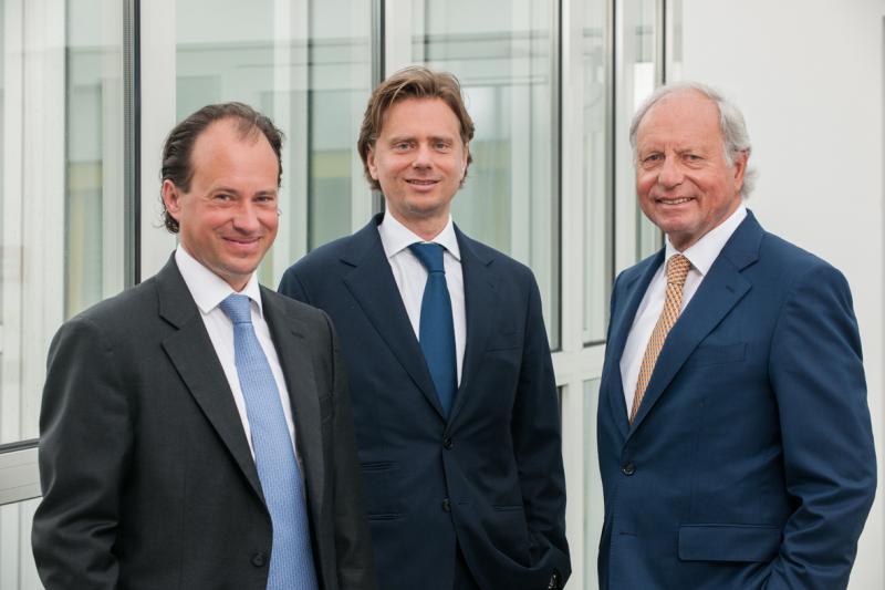 Im Jahr 2011 übernahm die Salzburger Kuhn Holding die EMCO Gruppe. Hier zu sehen: Kuhn-Unternehmensgründer Günter Kuhn (rechts) zusammen mit seinen Söhnen und Geschäftsführern Andreas Kuhn (Mitte) und Stefan Kuhn (links).