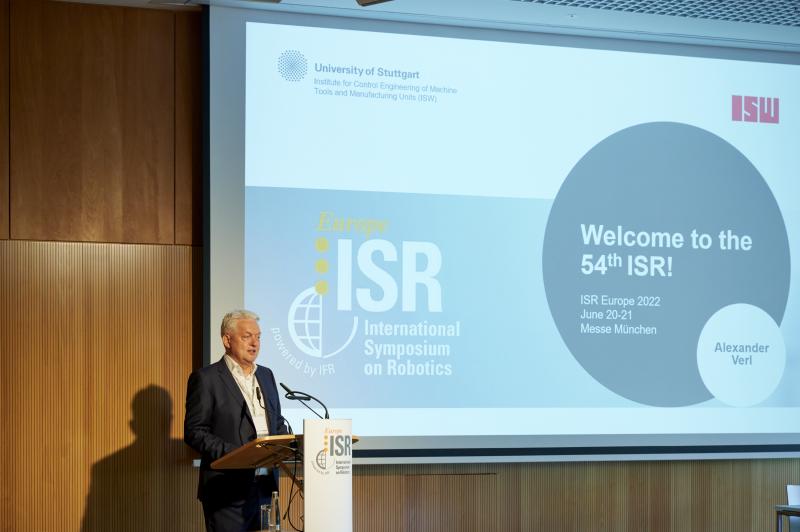 Der Conference Chair, Prof. Alexander Verl, eröffnet die ISR Konferenz. 