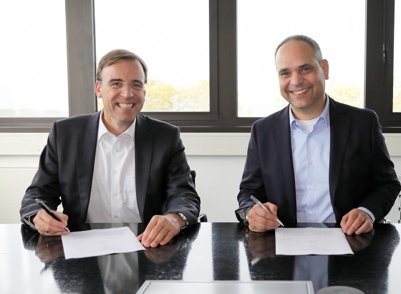Links: Bernd Nagel, Gesellschafter und CEO Gehring Group und 
Rechts: Yaris Pürsün - Leiter der globalen Produktion von Antriebskomponenten bei Daimler Truck