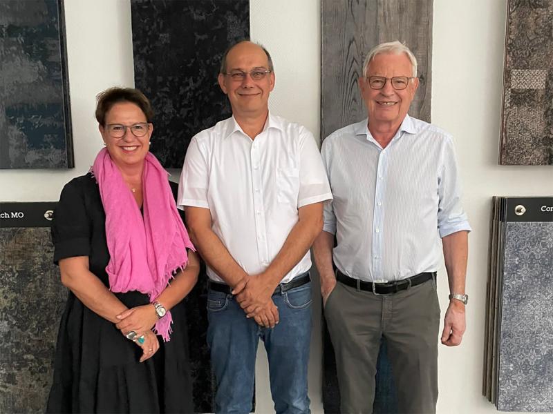 Stefanie Ritterbach (left, CEO VETEX), her father Ulrich Dresing (right, CEO VETEX) and Markus Leffler (center, BRÜCKNER sales). 