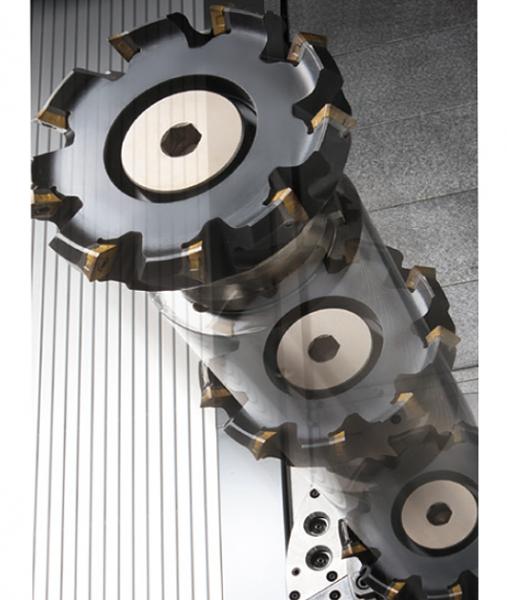 Mehr Möglichkeiten für die Bearbeitung großer Werkstücke durch die neue Getriebespindel mit integrierter W-Achse.

JTEKT bietet für die Modelle FH12500SW5-i und FH1600SW5-i die Möglichkeit zum Einsatz einer leistungsstarken Arbeitsspindel mit 55/37 kW in der Ausführung mit Pinole (W-Achse).
Die Spindeln bieten einen Pinolenhub von 560, bzw. 750 mm und ein maximales Drehmoment von bis zu 2.200 Nm.

Für die Gehäusebearbeitung mit großer Eintauchtiefe stehen mit den Modellen der FH-SW Serie jetzt die optimalen Maschinen zur Verfügung.