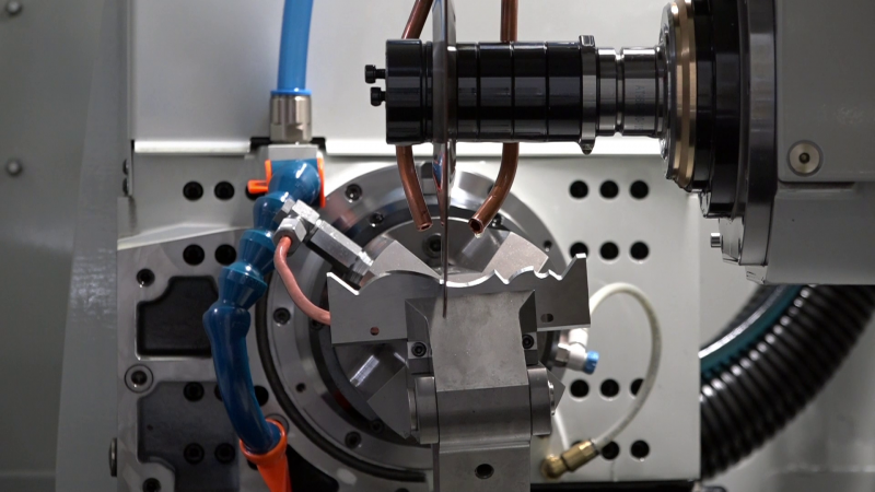 Bearbeitung von Profilmessern auf einer FX mit speziellem Futter. Die Maschine kann in 30 Minuten auf die Herstellung von Rotationswerkzeugen umgerüstet werden.