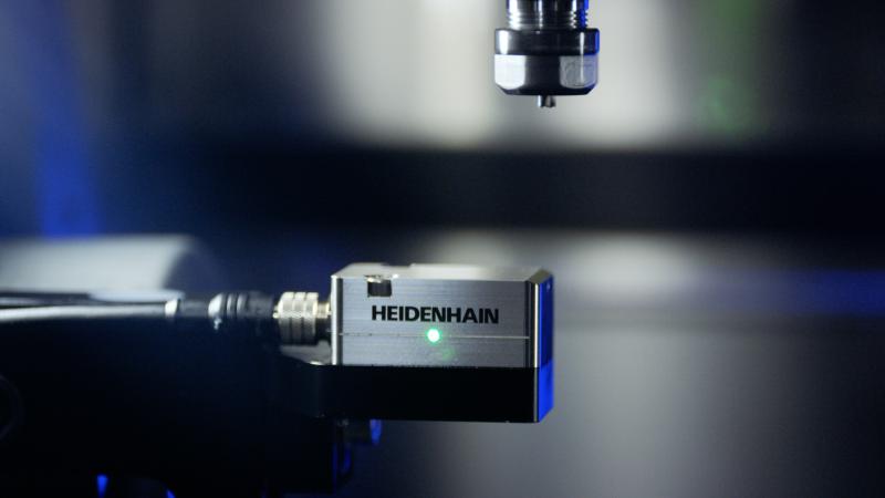 Der neue Werkzeugbruchsensor TD 110 von HEIDENHAIN prüft auch Mikrowerkzeuge direkt im Maschinenraum und im Eilgang auf einen möglichen Bruch
