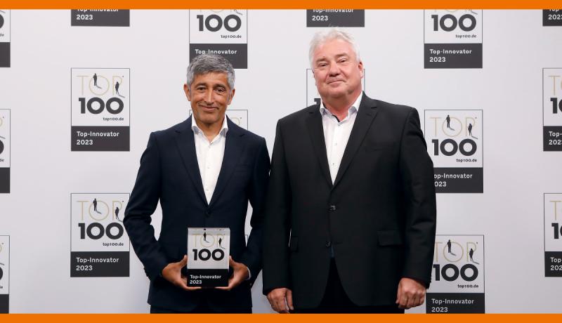 Ranga Yogeshwar und Oliver Winzenried (v.l.n.r.) bei der TOP 100-Preisverleihung während des Deutschen Mittelstands-Summit 2023 - Copyright: KD Busch / compamedia