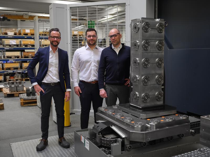 Ali C. Bal (middle): “The total of the results from new machines as well as the modular clamping technology from AMF, together with the competent advice and experience of the application consultants, have increased our output considerably in the last few years.”
Manuel Nau (left) and Peter Unseld (right)  from AMF are happy to hear this. “Beyond the clamping technology products, we’re happy to use our considerable experience for process optimisation of applications.”
