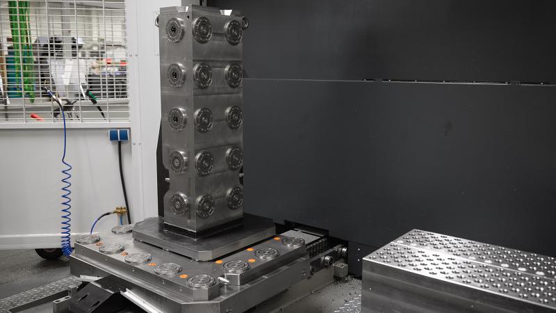 Horizontal clamping is also possible with clamping pillars equipped with 30 KH20 modules, which likewise can be flexibly set up on base plates equipped with zero-point clamping modules.