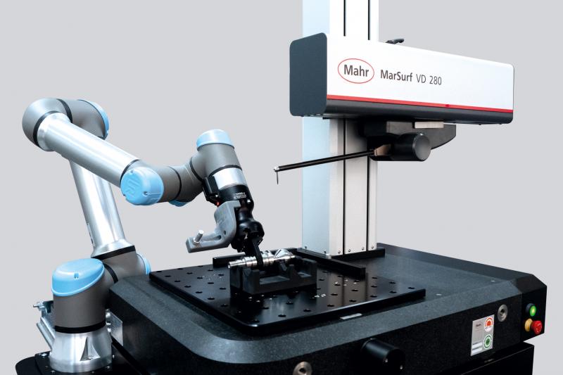Automatisierungslösung von Mahr: Bei der neuen Entwicklung von Mahr Engineered Solutions belädt ein Roboter den Messplatz bedienerlos.