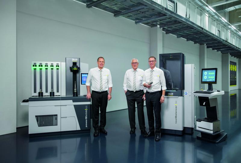 Christoph Zoller, Eberhard Zoller und Alexander Zoller (v.l.n.r.), die Geschäftsführer der E. ZOLLER GmbH & Co. KG, präsentieren die drei Neuprodukte zum Schrumpfen, Wuchten und Werkzeugaufnahmen.