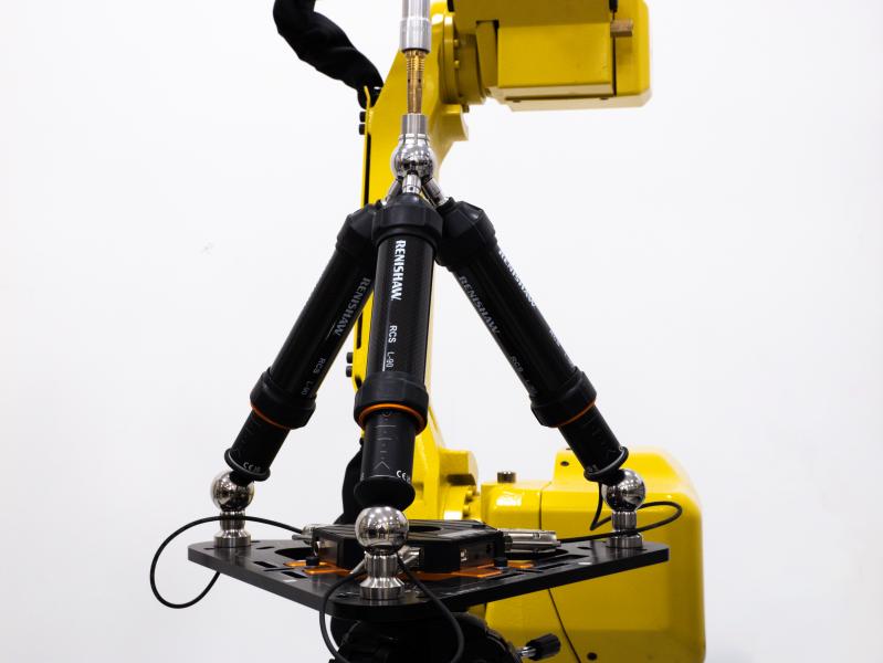 Renishaws Roboter-Diagnosesystem für die Industrieautomation, der RCS T-90, eingebaut in eine funktionierende Roboterzelle