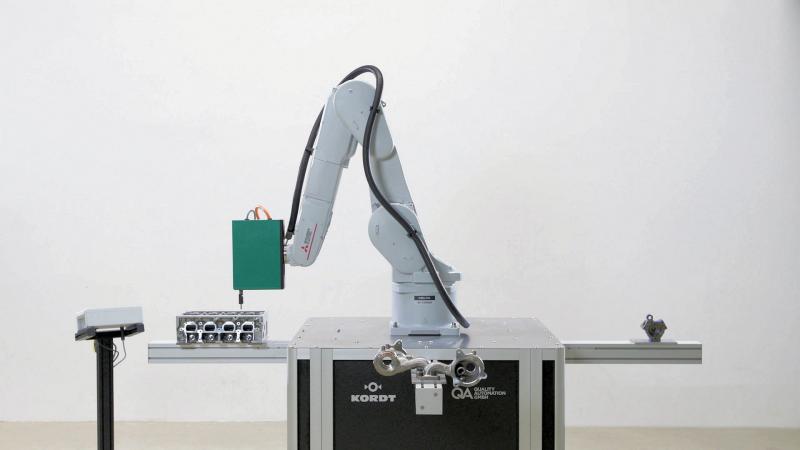 Die automatische Gewindeprüfeinheit TRANSICORD der Firma Kordt aus Eschweiler wird mit einem Roboter kombiniert. Zusammen mit einem optionalen Lehrenwechsler ergibt sich daraus eine flexible Prüfstation für größere Bauteile