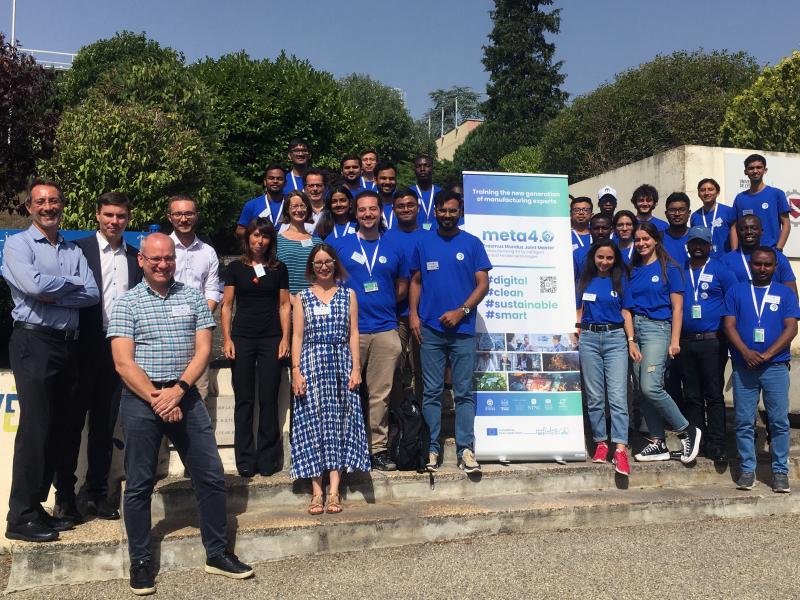 Die Initiatorinnen und Initiatoren des neuen Masterstudiengangs meta4.0 heißen die ersten Studierenden an der französischen Ingenieurhochschule ENISE in Saint-Étienne willkommen. 