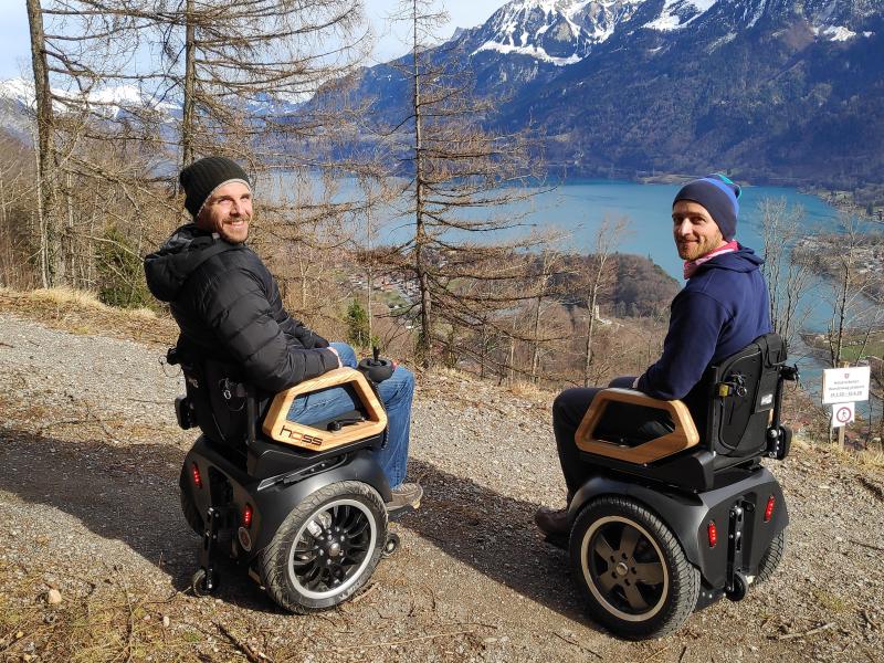 Mit einem Hoss Mobility kann man selbst in den Bergen und im Schnee noch sicher Rollstuhl fahren, was vor allem am Antrieb auf nur einer Achse liegt. Auf trockenem Asphalt liegt die Geschwindigkeit bei 15 km/h, wobei eine Akku-Ladung für bis zu 60 Kilometer ausreicht