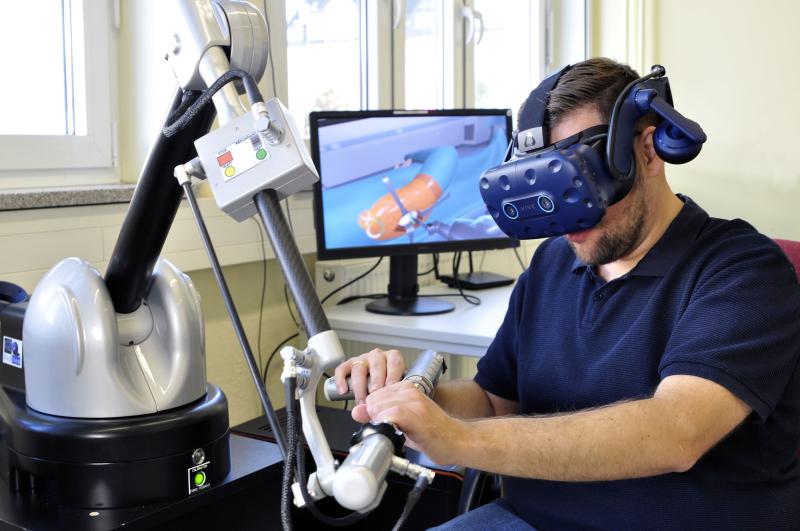 Dr. Mario Lorenz, wissenschaftlicher Mitarbeiter an der Professur Produktionssysteme und -prozesse der TU Chemnitz, testet das neu entwickelte VR-Trainingssystem für Hüftgelenkersatzoperationen.