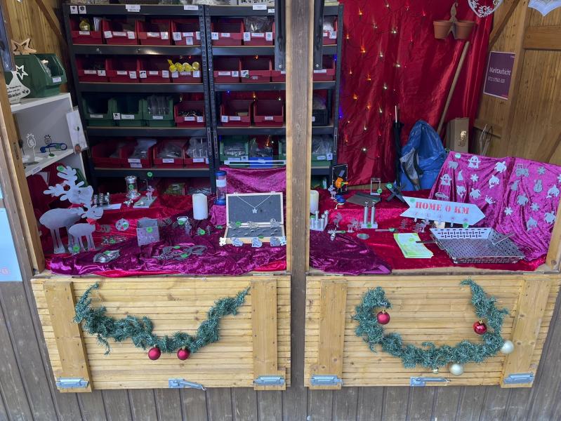 Was von den gewerblichen und kaufmännischen Azubis das ganze Jahr über mit großem Engagement entwickelt, konstruiert, gefertigt und schließlich angeboten wird, honorieren die zahlreichen Besucher des Fellbacher Weihnachtsmarktes.