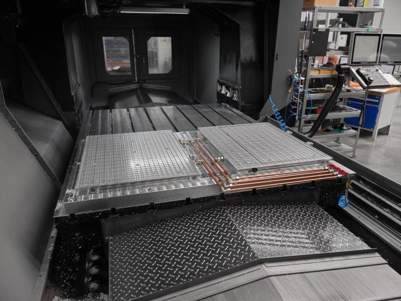 Seit Frühjahr 2023 sind zwei AMF-Vakuumspannplatten Premium Line der Fellbacher Spannexperten in den Abmessungen 600 × 800 mm mit einer Grundplatte verbunden auf dem Maschinentisch befestigt.
