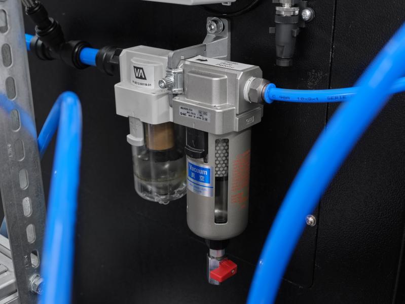 El sistema de filtro de vacío con separador de líquidos y un presostato con sensor es altamente sensible.