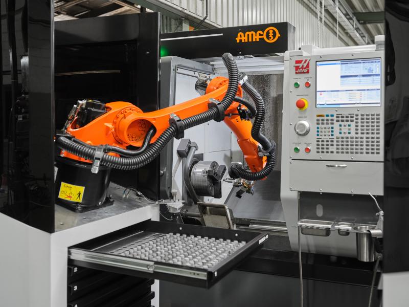 Das neue, flexible Roboter-Beladesystem Smart Automation von AMF automatisiert bei Güthle das Werkstückhandling von Kugelpfannen an der Haas-Drehmaschine.
