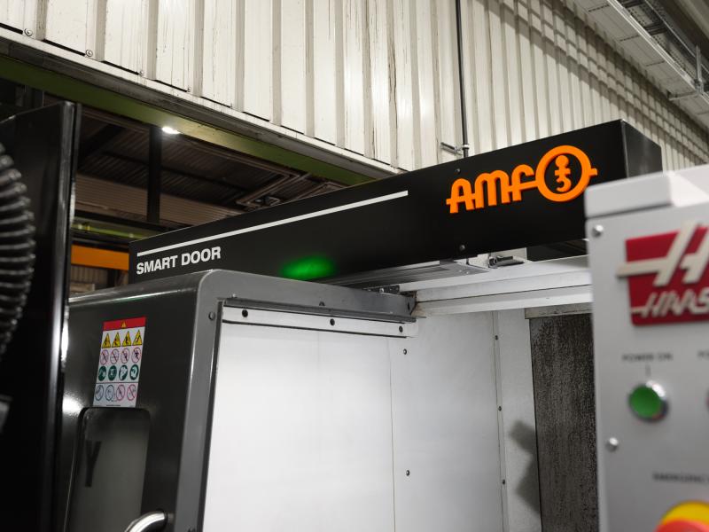 Für Werkzeugmaschinen ohne automatische Türöffnung gibt es von AMF den Türöffner Smart Door in verschiedenen Ausführungen für unterschiedliche Öffnungsbereiche. Smart Door ist kompatibel mit allen gängigen Maschinenausführungen und einfach nachrüstbar.