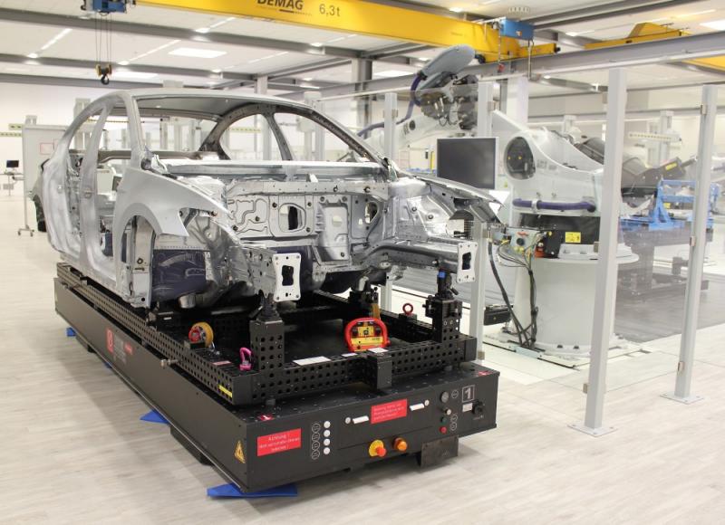 Bei VW Emden steht im Bereich „Außenmeisterbock“ eine exklusive Messzelle zur Verfügung. Das messzeitparallele Rüsten unterstützen zwei Alu-Sandwichplatten von Witte, die mit Lenkrollen-Einheiten, elektrischem Antrieb und Fernbedienung ausgestattet sind.