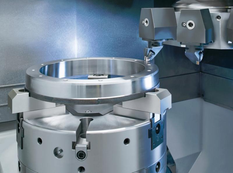 The bottom spindle can hold workpieces with a diameter of up to 450 mm. These are machined by the 12-station disk-type turret which can be fitted with both turning and driven tools.