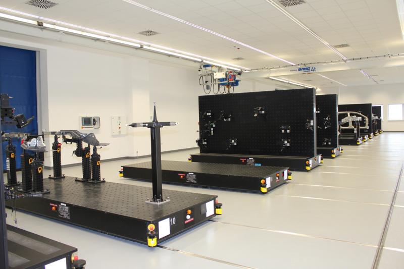 The loading area comprises of eleven places. The transport measuring plates mounted with car body parts go from there automatically to the measuring areas.
