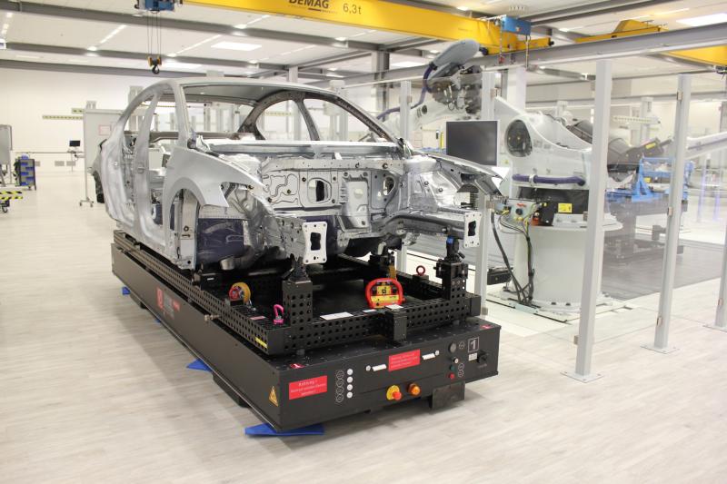 At VW Emden in the “outer Meisterbock” area there is an exclusive measuring cell. Measuring and loading takes place simultaneously supported by two aluminum roller sandwich plates from Witte, equipped with guide roller units, electric drive and remote