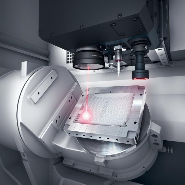 Die LASERTEC 45 Shape ermöglicht die 5-Achs-Laser-Simultanbearbeitung durch eine integrierte Schwenkrundachse.