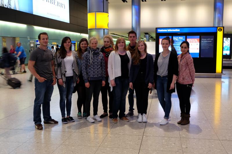 Gemeinsam mit zehn Mitschülern machte sich die TDM- Auszubildende Leonie Ruff (3. v. re.) für drei Wochen auf den Weg nach England.