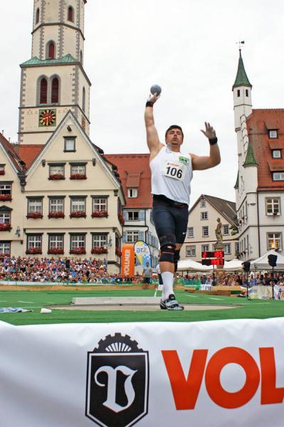 Weltmeister David Storl gewinnt beim VOLLMERCup den Showdown der Männer mit einer Weite von 21,84 Metern – in Deutschlands schönster Kugelstoßarena auf dem Biberacher Marktplatz.